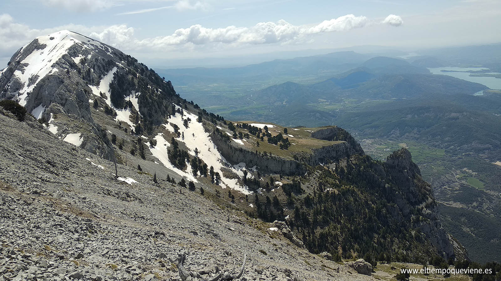 Vistas de la Tuca y llanura de Los Plans desde la pedrera de peña Montañesa