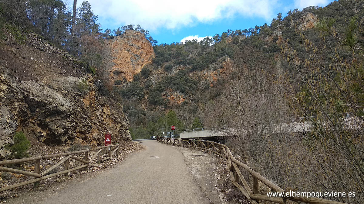 Inicio de la ruta nada más cruzar el Río Tajo CM-210 PK71 (entre Taravilla y Poveda de la Sierra)