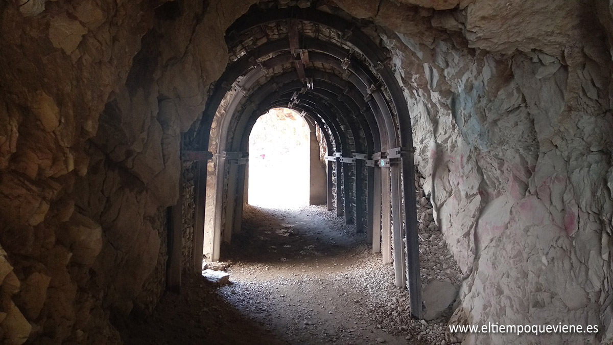 Pequeño túnel en el Congosto de Mont-rebei